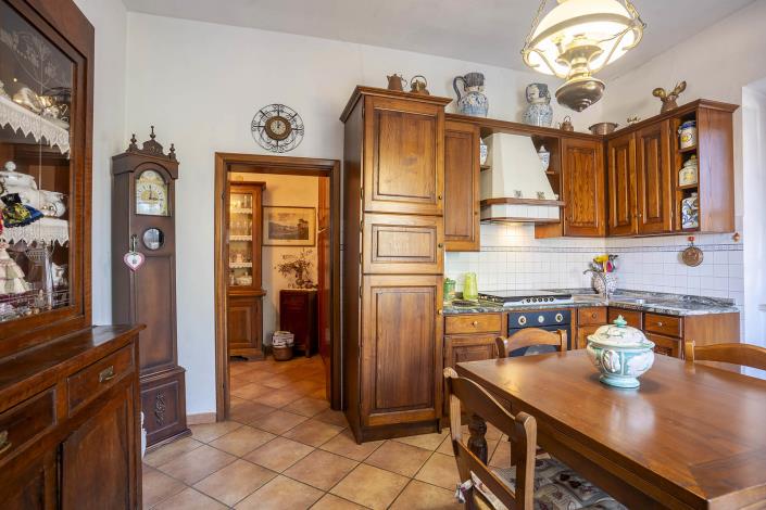 Image No.19-6 Bed Farmhouse for sale