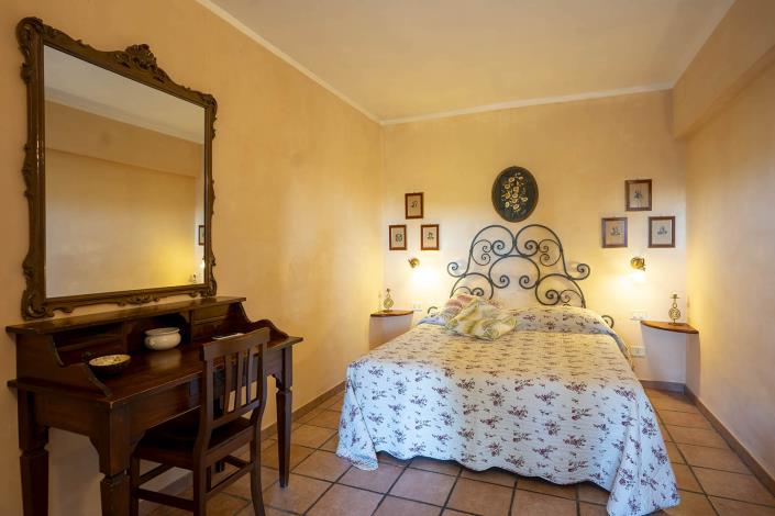 Image No.33-6 Bed Farmhouse for sale