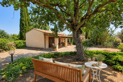 Giardino-mediterraneo-con-vino-al-tramonto