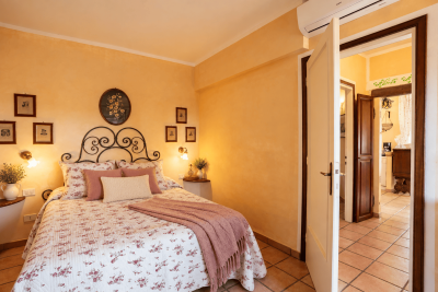 Camera-da-letto-rustica-con-fiori