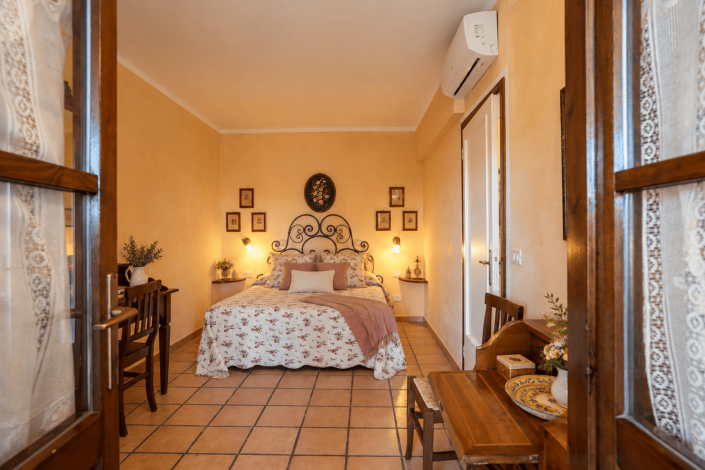 Image No.17-6 Bed Farmhouse for sale