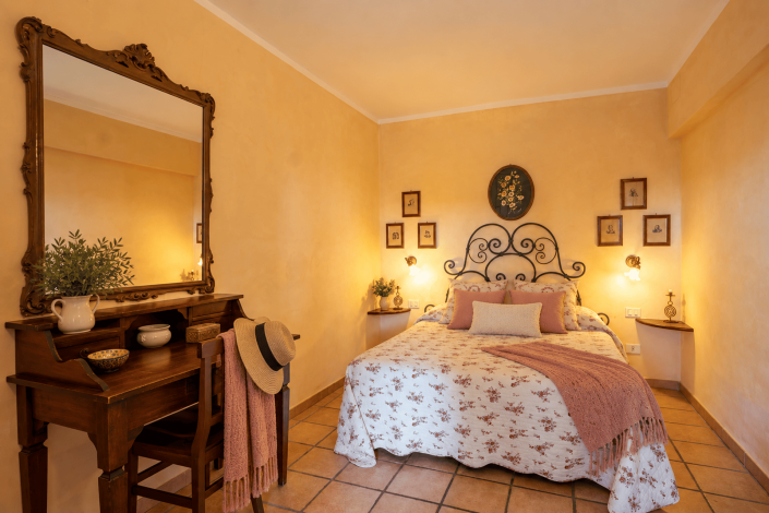Image No.16-6 Bed Farmhouse for sale