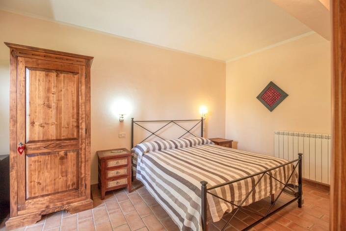 Image No.16-7 Bed Farmhouse for sale