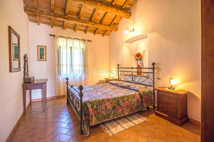 Image No.18-4 Bed Farmhouse for sale