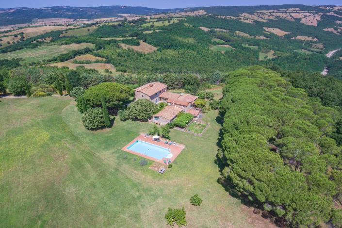 Image No.2-Ferme de 8 chambres à vendre à Manciano