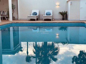 pool-by-night-2-sunbeds-1024x768