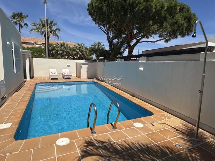 Image No.8-4 Bed Villa / Detached for sale