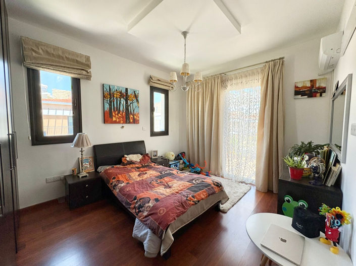 Image No.11-3 Bed House for sale