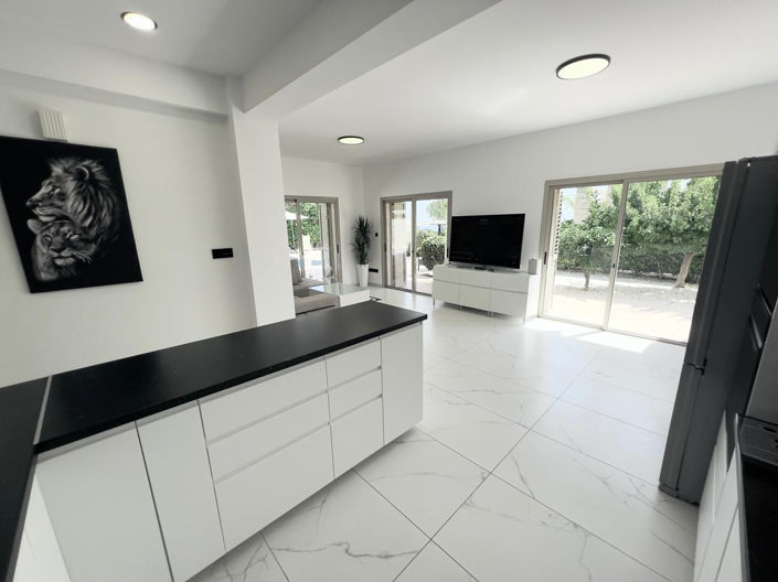 Image No.10-3 Bed House for sale