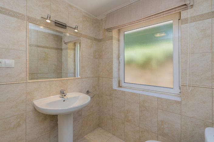 Image No.12-5 Bed Property for sale