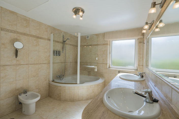 Image No.13-5 Bed Property for sale