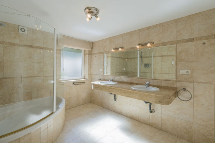 Image No.14-5 Bed Property for sale