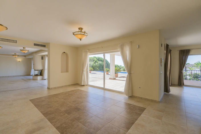 Image No.24-5 Bed Property for sale