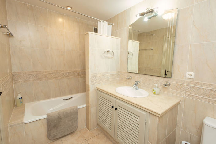 Image No.12-4 Bed Property for sale