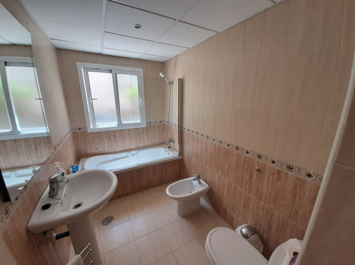 Image No.56-4 Bed Property for sale