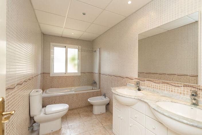 Image No.57-4 Bed Property for sale