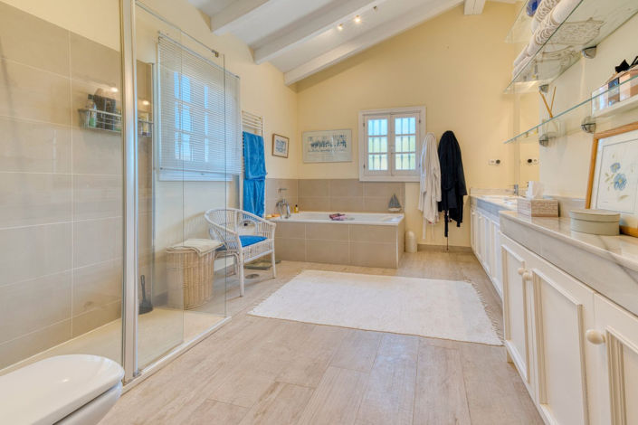 Image No.27-4 Bed Property for sale