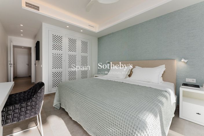 Image No.17-3 Bed Flat for sale