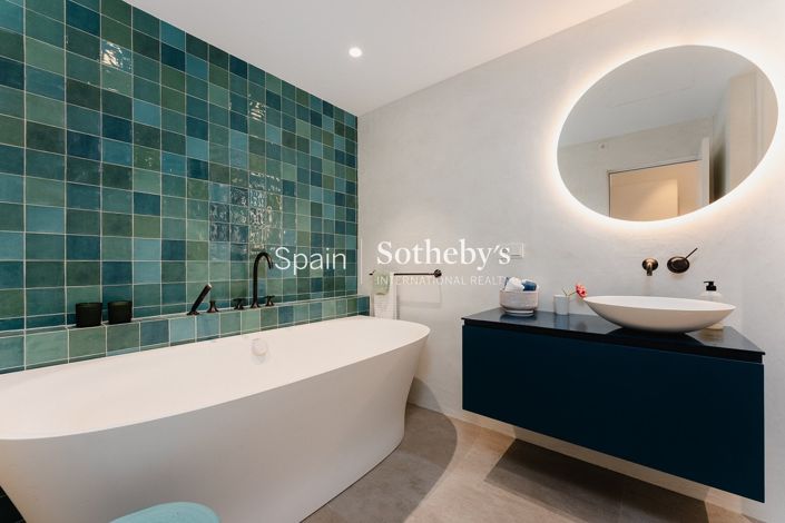 Image No.19-3 Bed Flat for sale