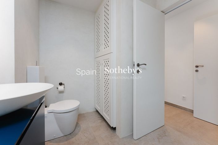 Image No.21-3 Bed Flat for sale