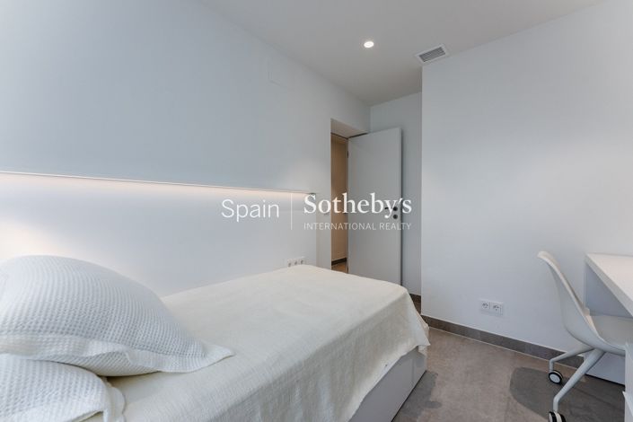 Image No.29-3 Bed Flat for sale