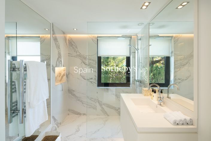 Image No.28-5 Bed Villa for sale