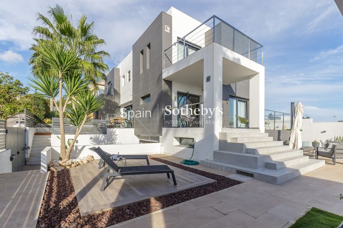 Image No.24-4 Bed House for sale