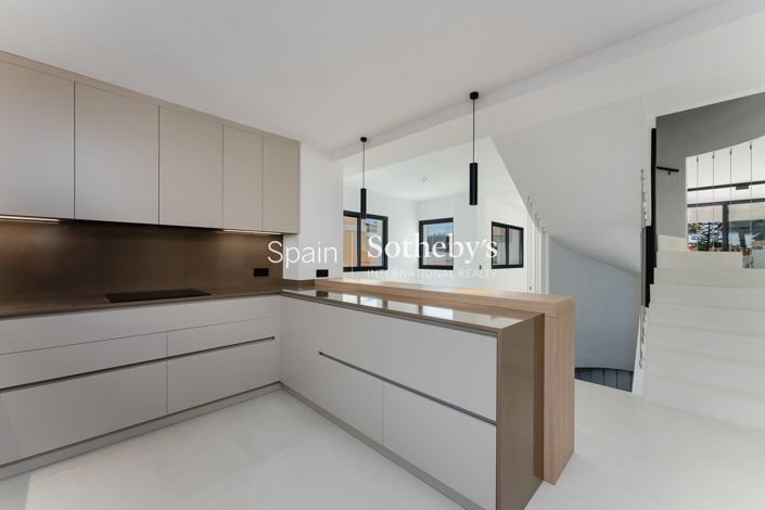 Image No.10-4 Bed Villa for sale