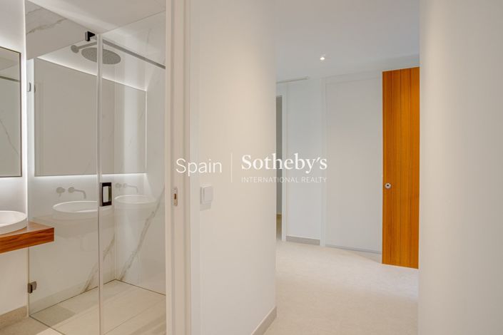 Image No.19-3 Bed Flat for sale
