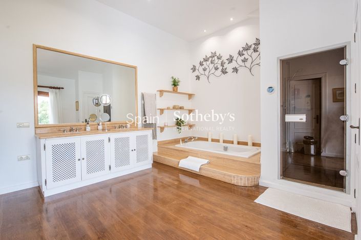 Image No.18-7 Bed Villa for sale