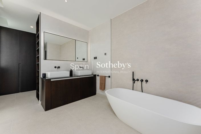 Image No.17-3 Bed Flat for sale