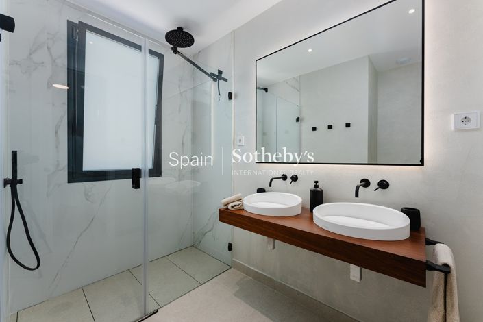 Image No.17-4 Bed Flat for sale