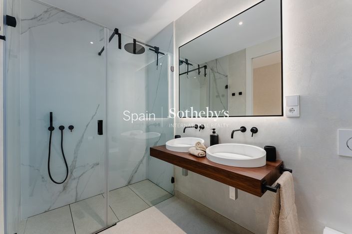 Image No.20-4 Bed Flat for sale