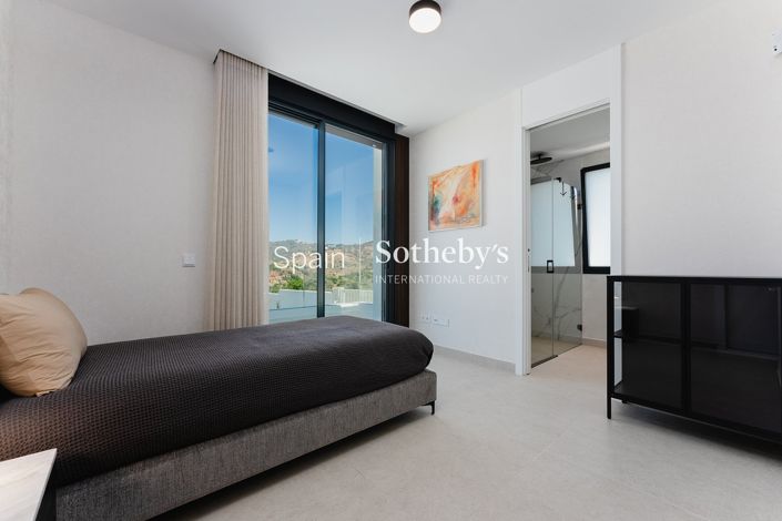 Image No.21-4 Bed Flat for sale