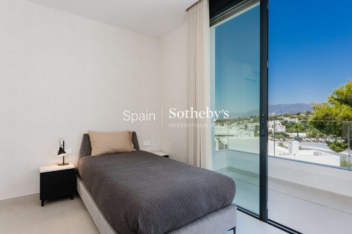 Image No.23-4 Bed Flat for sale