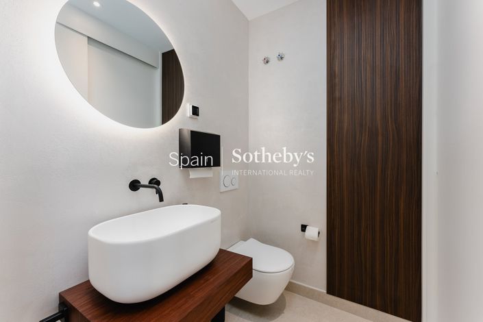 Image No.25-4 Bed Flat for sale