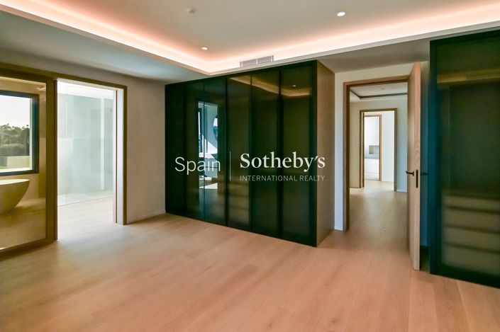 Image No.14-8 Bed Villa for sale