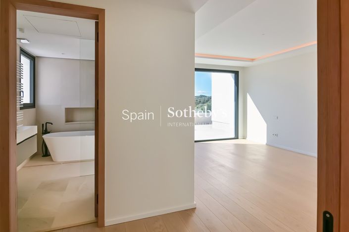 Image No.16-8 Bed Villa for sale