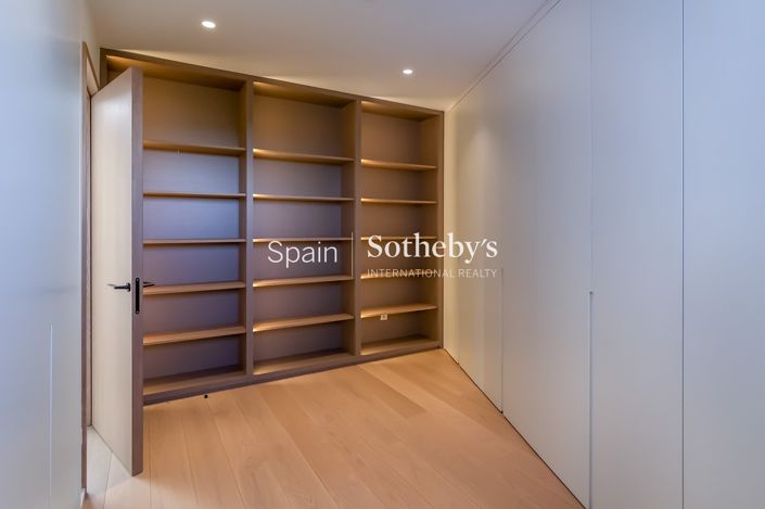 Image No.25-8 Bed Villa for sale