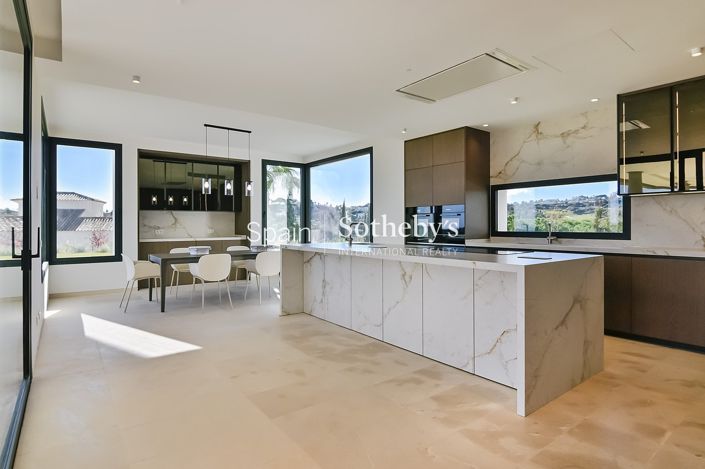 Image No.5-8 Bed Villa for sale