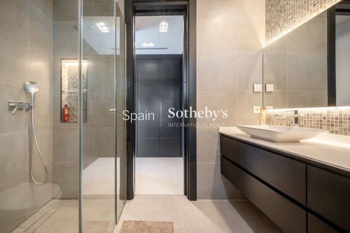 Image No.26-5 Bed Villa for sale