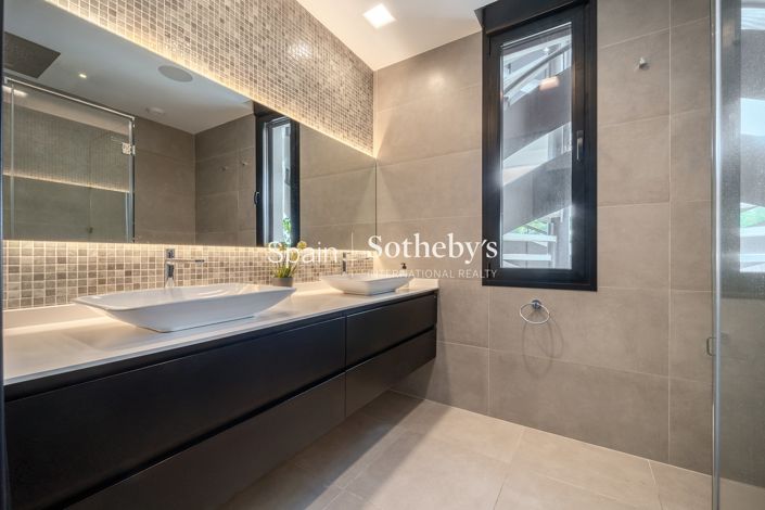 Image No.27-5 Bed Villa for sale