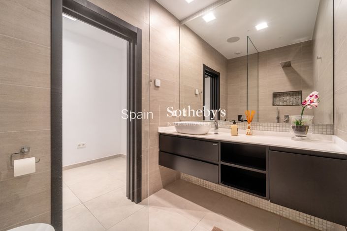 Image No.30-5 Bed Villa for sale