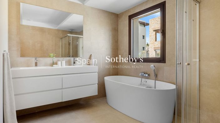 Image No.20-4 Bed House for sale