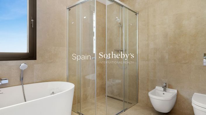 Image No.25-4 Bed House for sale