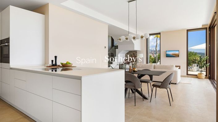 Image No.8-4 Bed House for sale