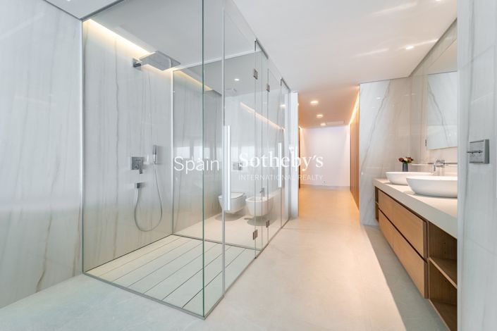 Image No.19-4 Bed Flat for sale