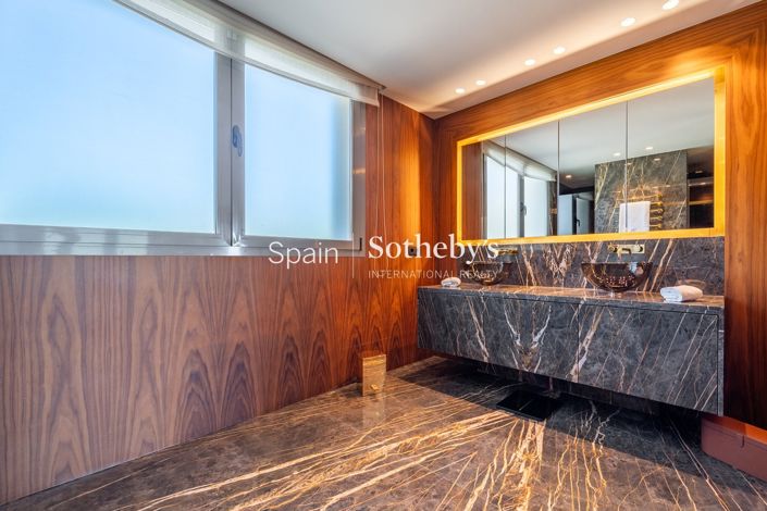 Image No.17-7 Bed Villa for sale