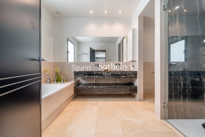 Image No.22-7 Bed Villa for sale