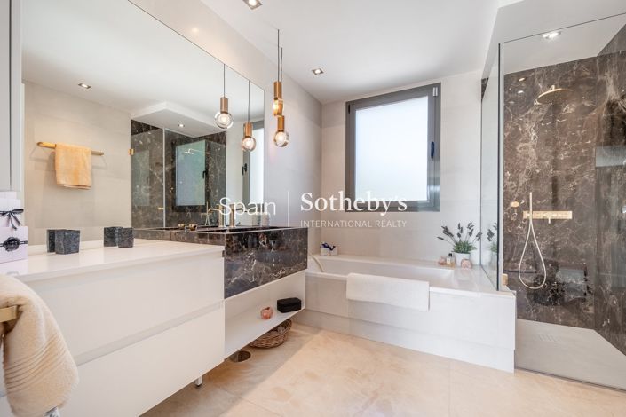 Image No.24-7 Bed Villa for sale